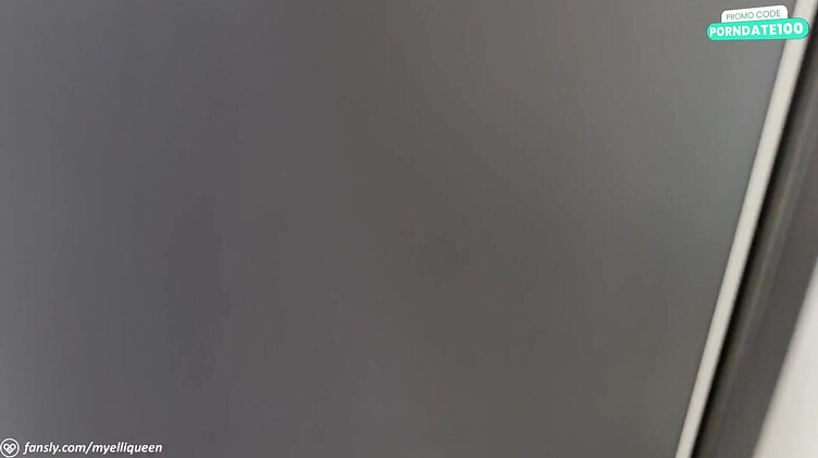 Фитоняшка глотает хуй и сперму тренера в подсобке спортзала