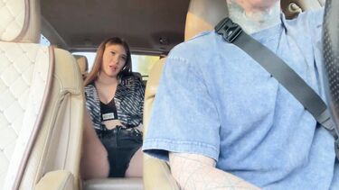 Vallery Ray: Нимфоманка сосет хуй и ебется с таксистом после мастурбации в машине