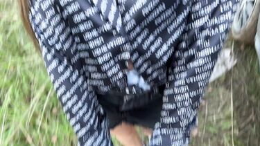 Нимфоманка сосет хуй и ебется с таксистом после мастурбации в машине