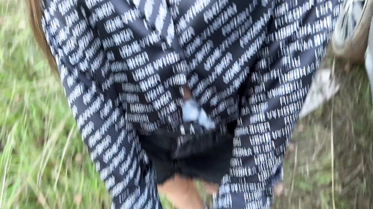 Нимфоманка сосет хуй и ебется с таксистом после мастурбации в машине