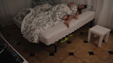 Тайно трахнул сонную мачеху, пробравшись утром к ней в постель