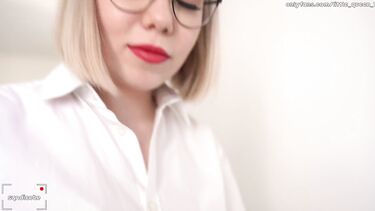 Молодая училка трахается с тупым учеником вместе домашней работы