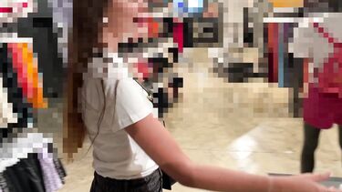 Слишком много спермы во рту! Красотка отсосала парню в примерочной