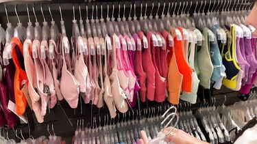 Слишком много спермы во рту! Красотка отсосала парню в примерочной