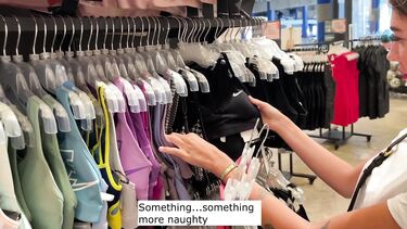 Слишком много спермы во рту! Красотка отсосала парню в примерочной