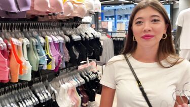 Слишком много спермы во рту! Красотка отсосала парню в примерочной