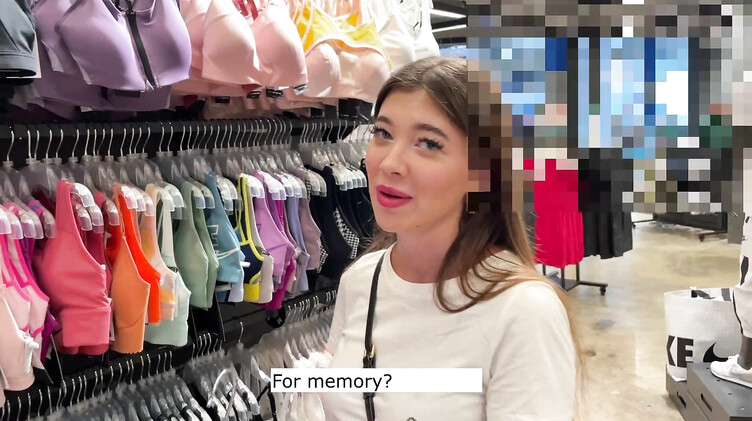 Слишком много спермы во рту! Красотка отсосала парню в примерочной