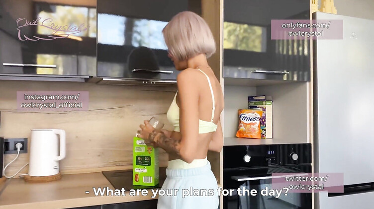 Втирает сперму в маленькие сиськи после слюнявого отсоса