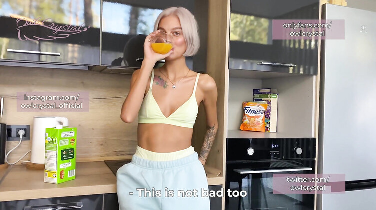 Втирает сперму в маленькие сиськи после слюнявого отсоса