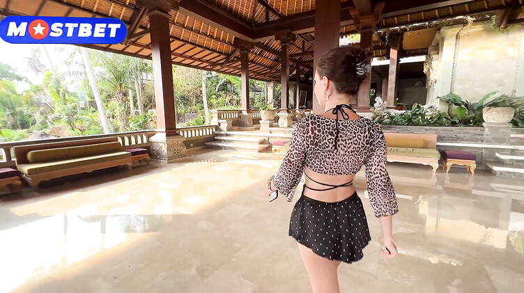 Русская риэлторша трахается с богачом, чтобы продать ему виллу в Таиланде