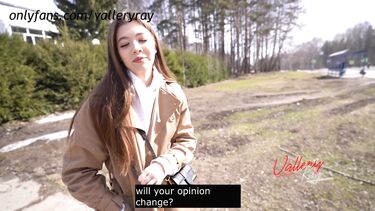 За деньги отсосала незнакомцу пикаперу и дала кончить внутрь киски