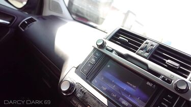 Дарси Дарк трахается с парнем на заднем сидении авто