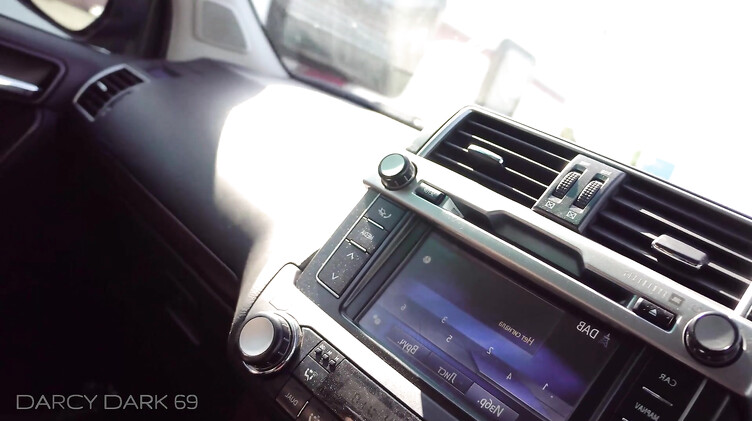 Дарси Дарк трахается с парнем на заднем сидении авто