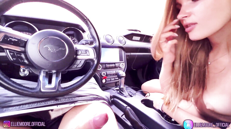 Попала под дождь и отсосала член незнакомцу в машине