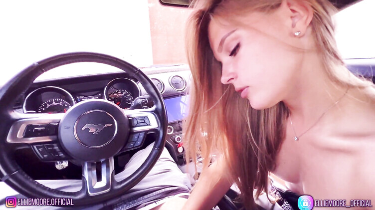 Попала под дождь и отсосала член незнакомцу в машине