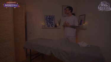 Массажист ебет клиентку, возбужденную пальцами в пизде и жопе