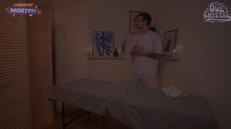 Массажист ебет клиентку, возбужденную пальцами в пизде и жопе