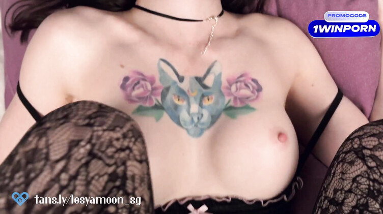 Шаловливая девка ебется с бывшим пока ее парень в командировке