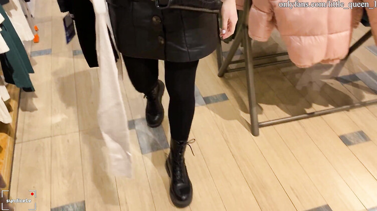 В примерочной: Трахнул блондинку перед зеркалом в примерочной