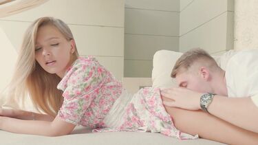 Похотливая красотка Элли Мур красиво шпилится после оральных ласк