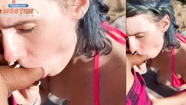 Отсосала водителю в дороге и получила кремпай на пляже