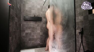 Кончил в жопу (частное видео): Анальный кремпай для худышки Овл Кристал в душе