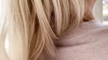 Парень трахнул на балконе молодую блондинку и кончил ей на живот