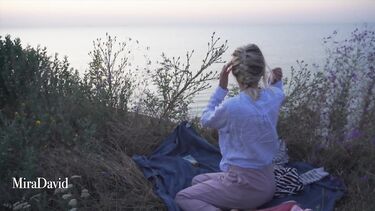 Кинул две палки в блонду на берегу Волги