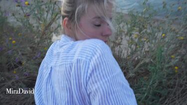 Кинул две палки в блонду на берегу Волги