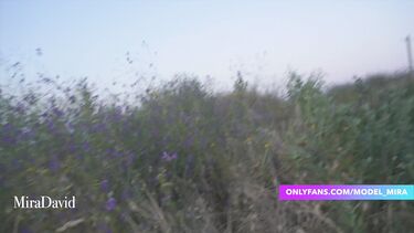 Кинул две палки в блонду на берегу Волги