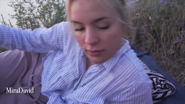 Кинул две палки в блонду на берегу Волги