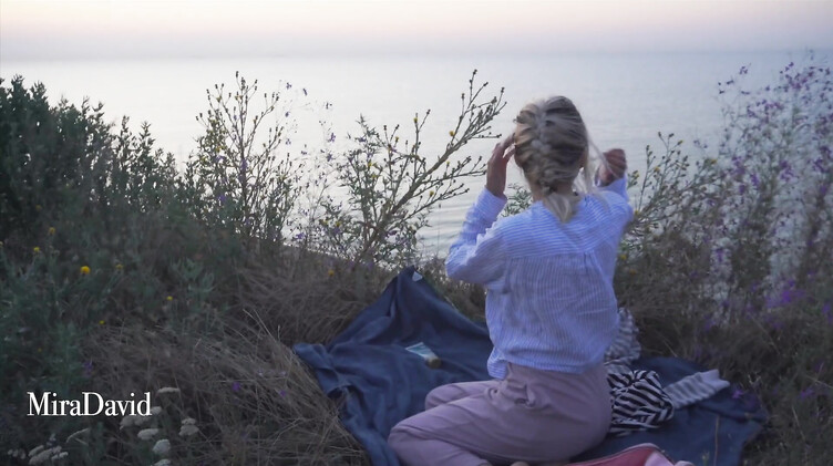 Кинул две палки в блонду на берегу Волги