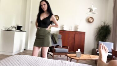 Милфа в отеле соблазняет пасынка на перепихон