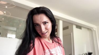 Милфа в отеле соблазняет пасынка на перепихон