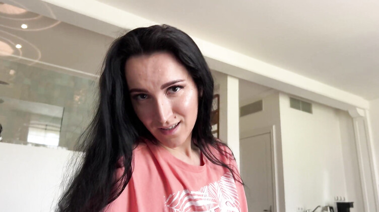 Милфа в отеле соблазняет пасынка на перепихон