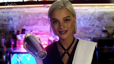 Барменша брызгает слюнями во время отсоса в туалете