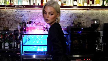 В туалете: Барменша брызгает слюнями во время отсоса в туалете