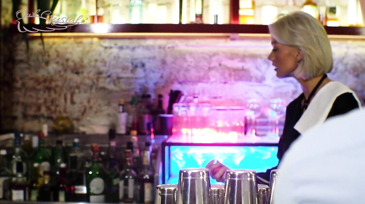 Барменша брызгает слюнями во время отсоса в туалете