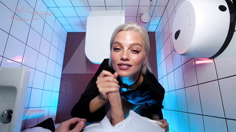 Owl Crystal: Барменша брызгает слюнями во время отсоса в туалете