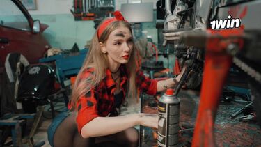 Байкер ебет девушку автомеханика в гараже