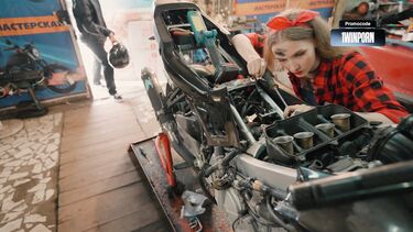 Байкер ебет девушку автомеханика в гараже