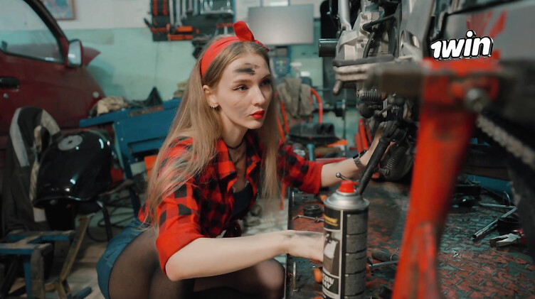 Байкер ебет девушку автомеханика в гараже