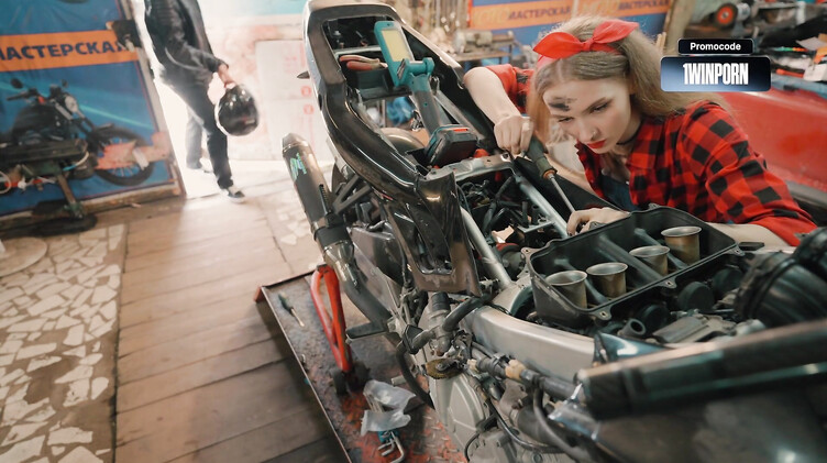 Байкер ебет девушку автомеханика в гараже