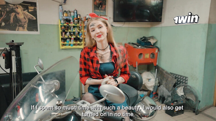 Dolly Rud: Байкер ебет девушку автомеханика в гараже