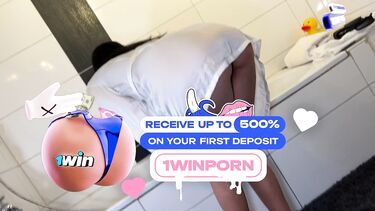 Пасынок онанист кончает на сиськи мачехи во время ее мастурбации в ванне