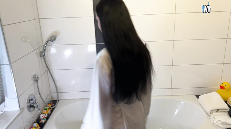 horny69rabbits: Пасынок онанист кончает на сиськи мачехи во время ее мастурбации в ванне