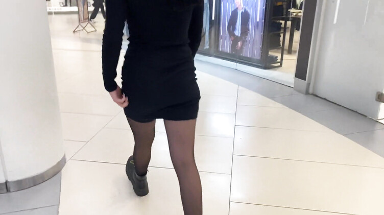 Skye Young: Милая русская брюнетка сосет член парня в примерочной магазина одежды