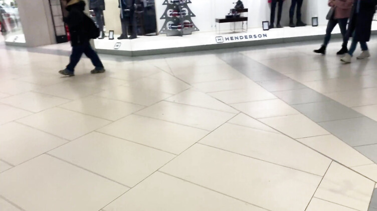 Милая русская брюнетка сосет член парня в примерочной магазина одежды