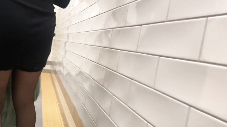 Милая русская брюнетка сосет член парня в примерочной магазина одежды