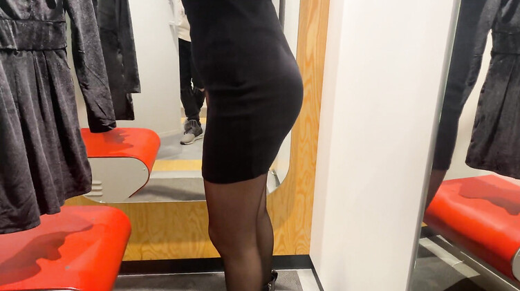 Милая русская брюнетка сосет член парня в примерочной магазина одежды